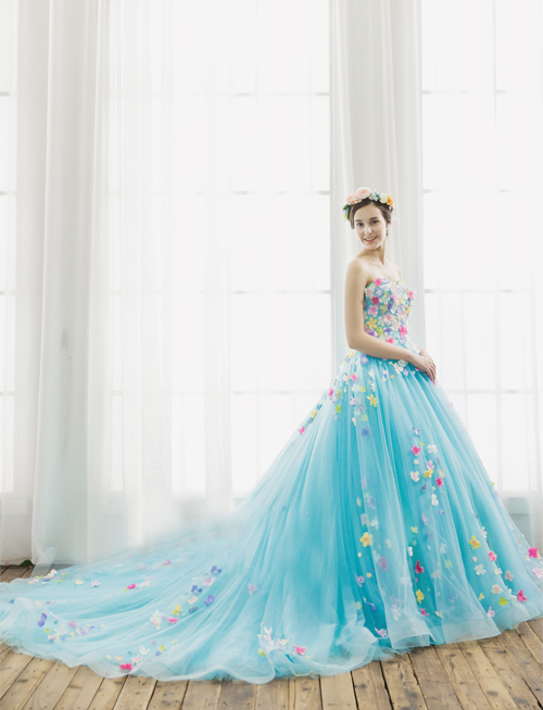 This adorable floral-inspired blue ball gown from YNS Wedding is fit for a chic spring bride! 