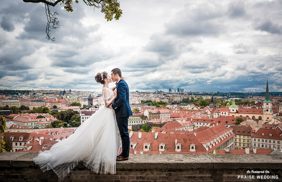 This Prague pre-wedding photo deserves to be a postcard! 