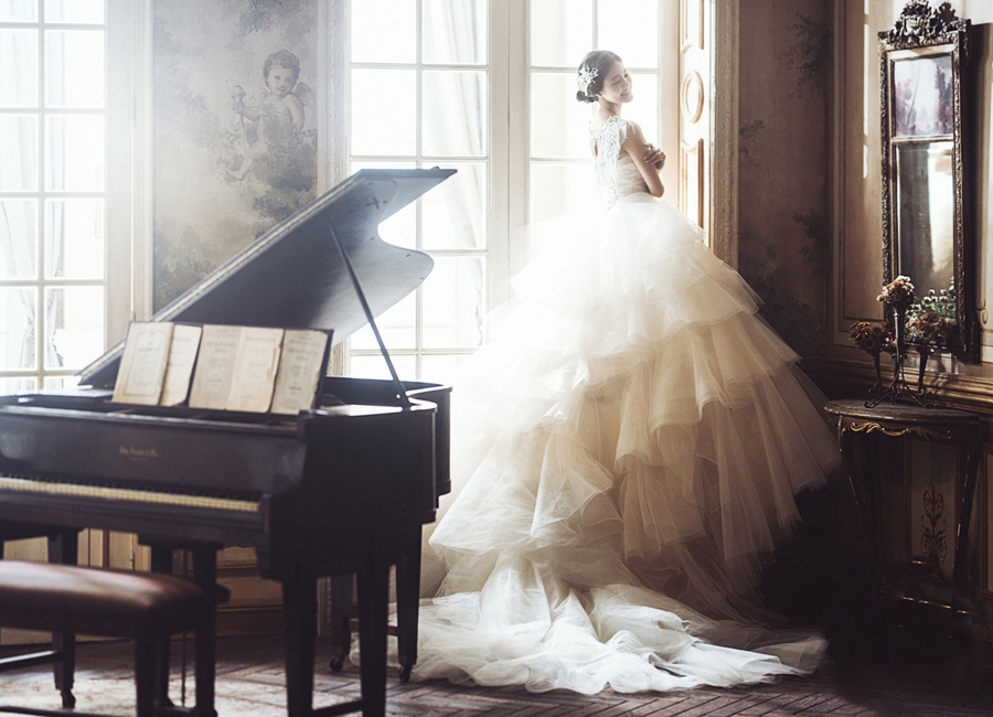 Captivating bridal inspiration overflowing with classic elegance and dreamy fairytale vibes!