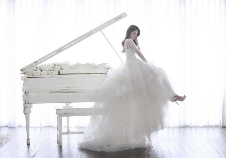 How dreamy is this pure white bridal portrait? This photo is right out of the pages of a classic fairytale!