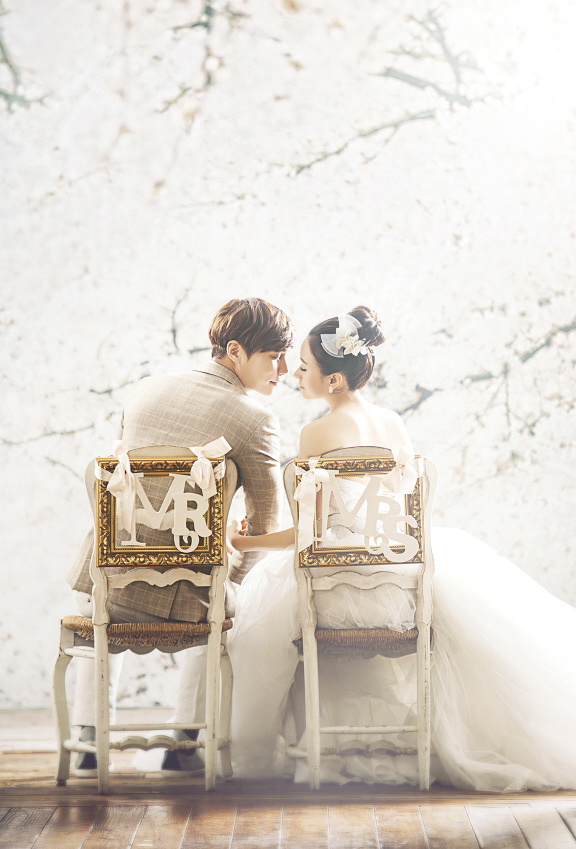 Utterly romantic wedding photo filled with effortless beauty and love!