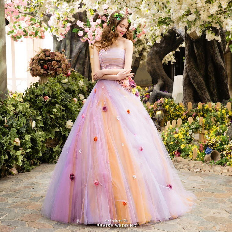 Utterly blown away by this romantic gown from Marry Me Japan featuring unique color combination and chic floral applique!