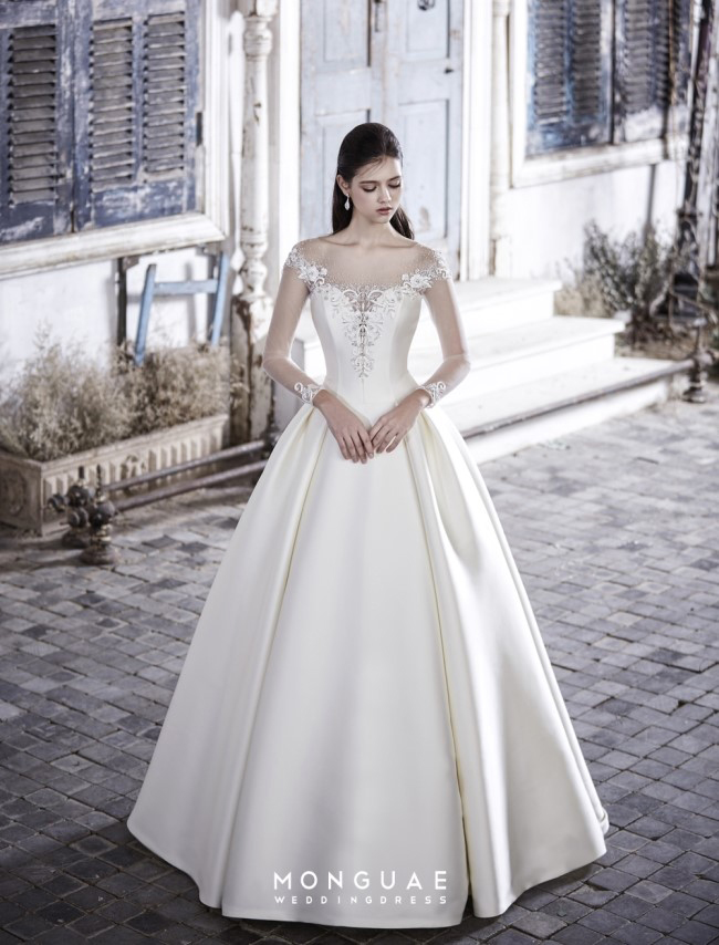 Monguae presents the classic wedding dress with a glam twist, and delivers a mix of style and elegance. 
