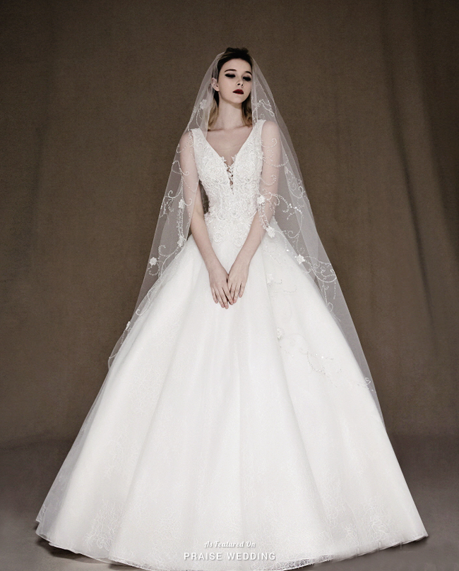 We are totally amazed by this classic gown presented by Monguae with matching floral veil!