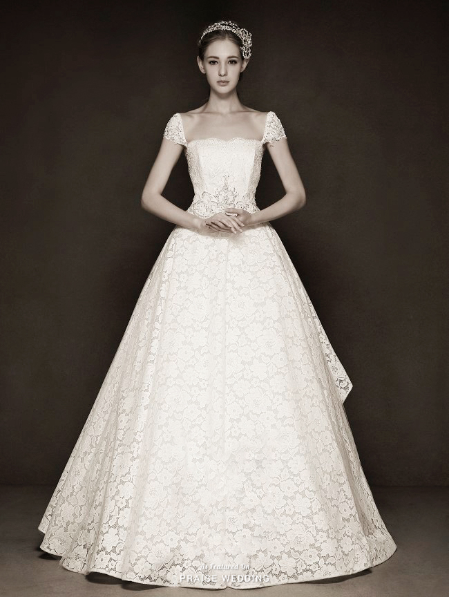This classic vintage-inspired wedding gown from Monguae is full of meticulously crafted details and luxurious fabrics!