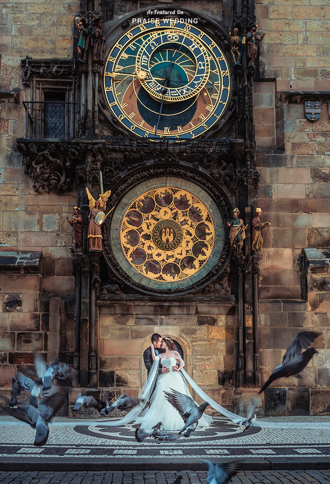 This prewedding portrait featuring the timeless astronomical clock in Prague deserves to be a postcard!