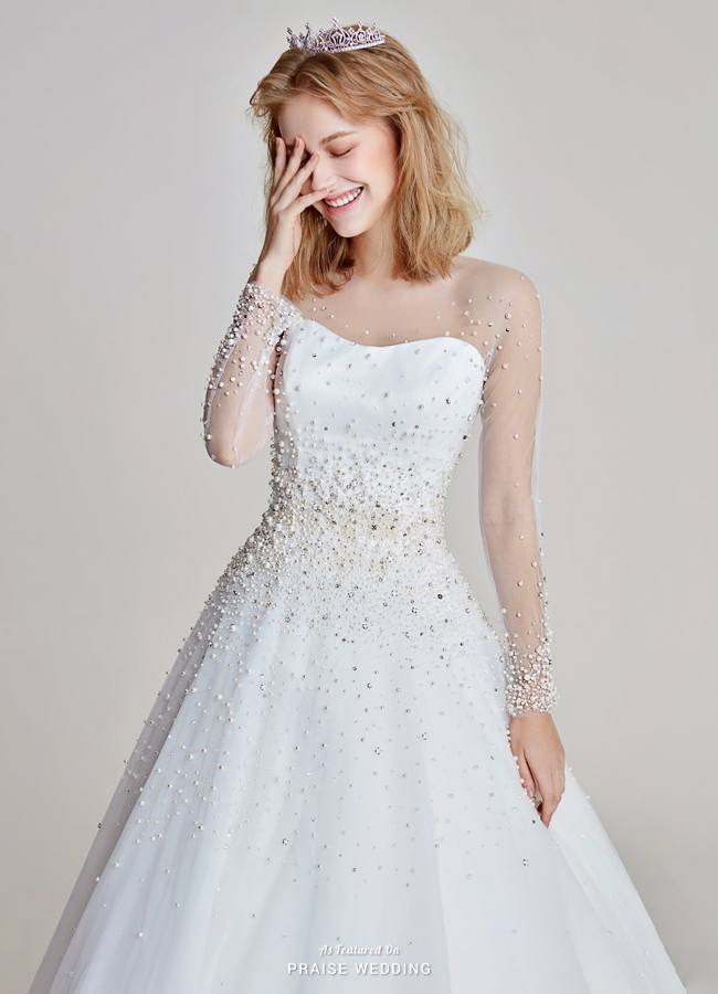 The magical jewel embellishments on this dress from Doh Hwa Bride is making us swoon!