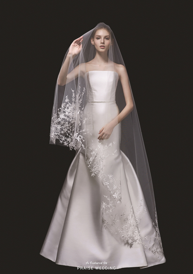 The combination of this classic gown + dreamy floral veil from Choi Jae Hoon is enchanting us with regal romance!