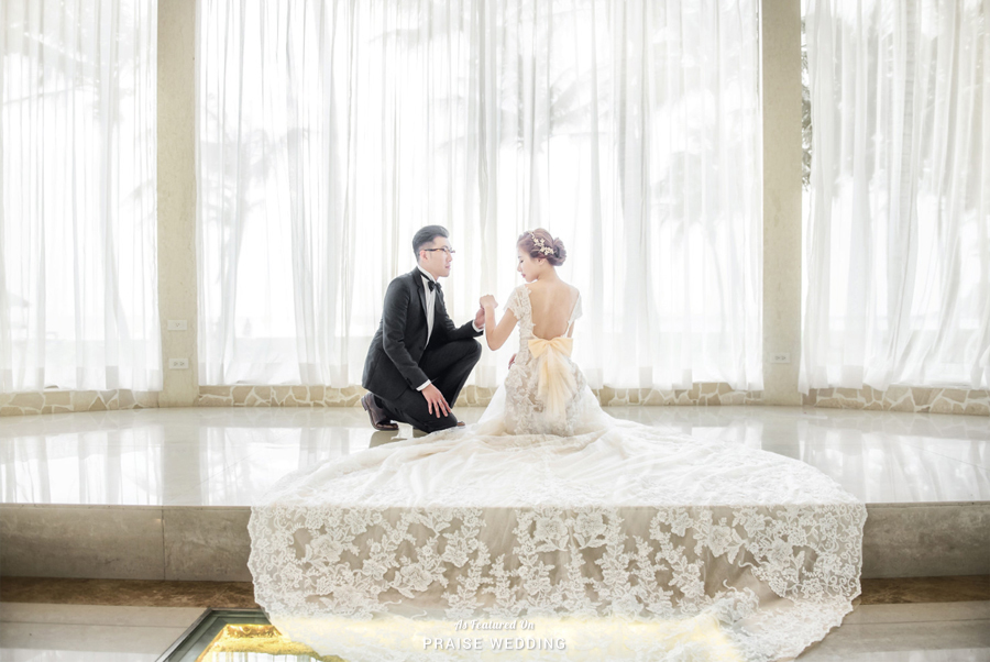 The charm factor of this elegant pre-wedding portrait  is sky-high!