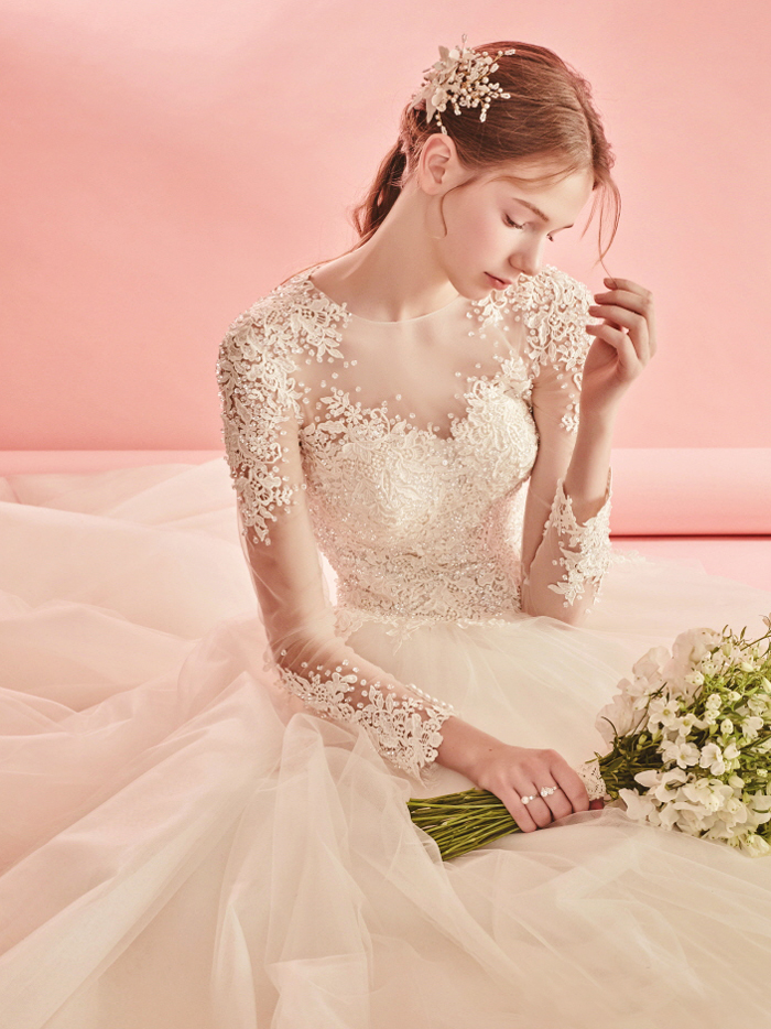 Can't take our eyes off this classic wedding dress from Inno Wedding  featuring delicate snowflake-inspired lace detailing!