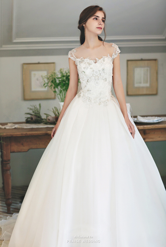 This Sonyunhui gown featuring royalty-inspired jewel embellishments is so graceful!