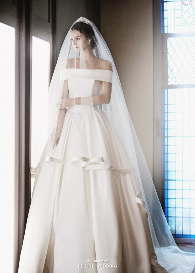 In love with this time-honored elegant gown and matching horsehair veil from Sonyunhui! 