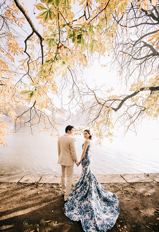 A classic lakeside prewedding portrait filled with modern romance!