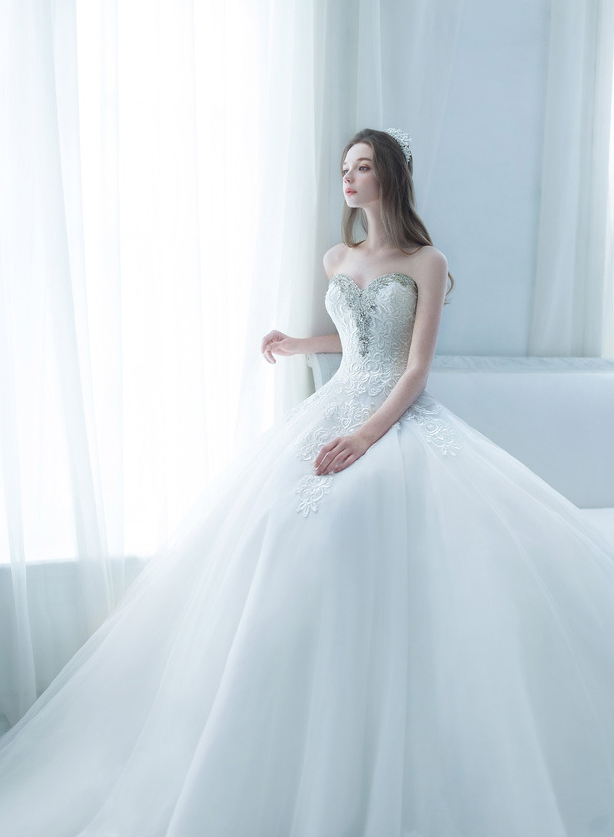 Refreshing and elegant, this dress from Monica Blanche embraces sweet femininity with a touch of regal romance!